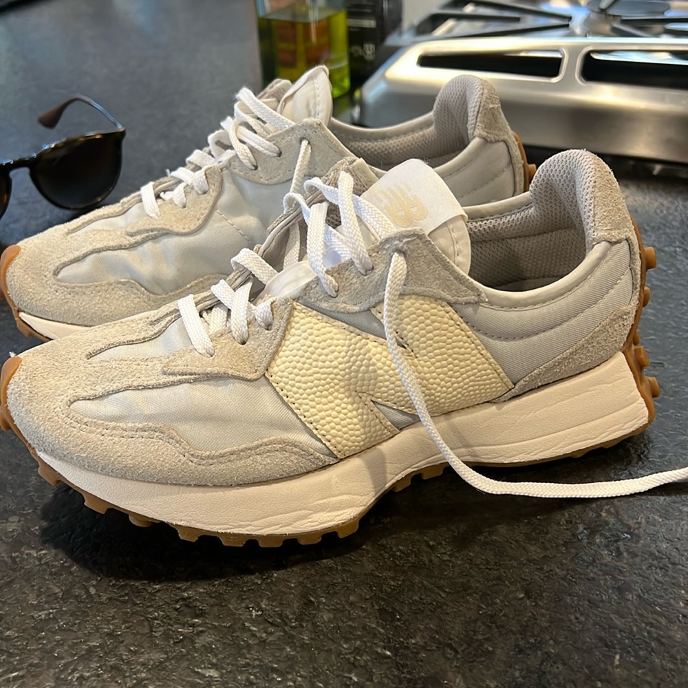 New Balance 327 gently worn